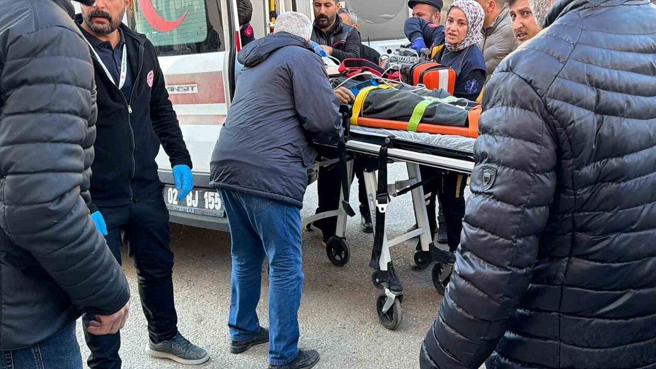 ADIYAMAN'IN KAHTA İLÇESİNDE SÜRÜCÜSÜNÜN DİREKSİYON HAKİMİYETİNİ KAYBETTİĞİ TRAKTÖRÜN DEVRİLMESİ...