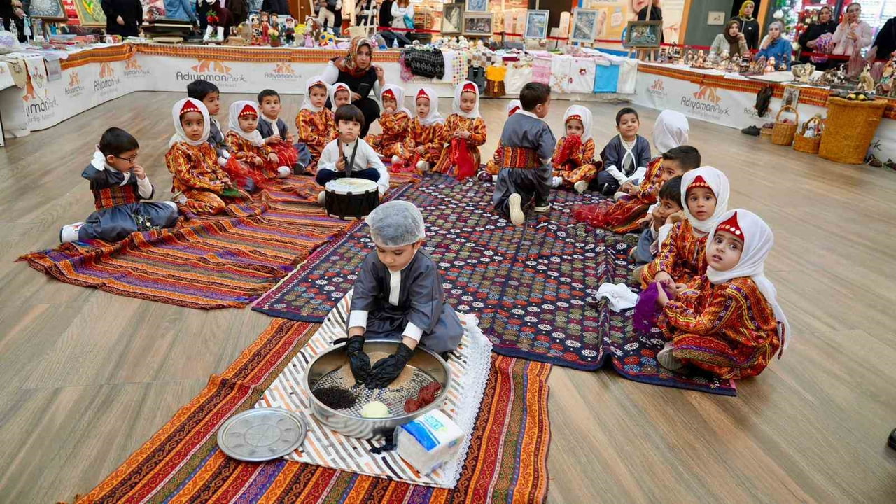 ADIYAMAN BELEDİYESİ KADIN VE GENÇLİK MERKEZİ (ADIMEK) KURSİYERLERİNİN YIL BOYUNCA HAZIRLADIĞI EL...