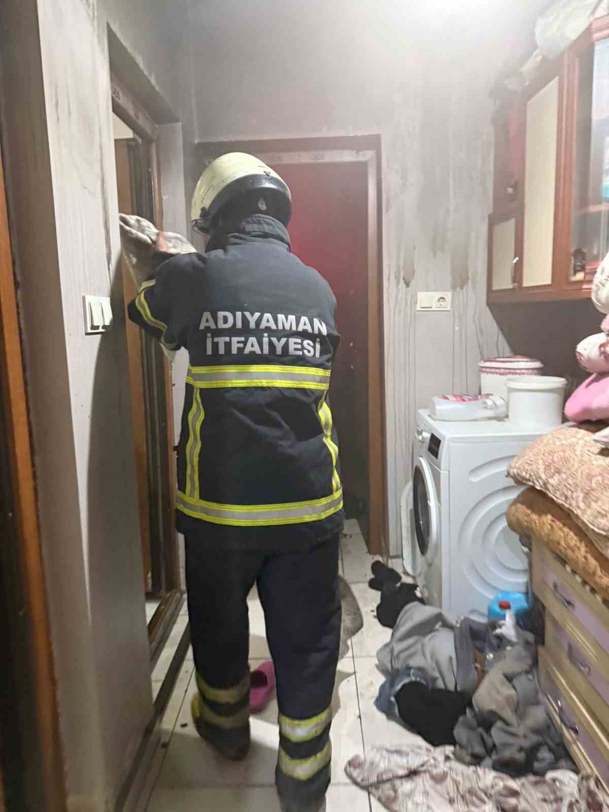 ADIYAMAN’DA BİR EVDE MEYDANA GELEN EV YANGINI İTFAİYE EKİPLERİNİN ERKEN MÜDAHALESİ SAYESİNDE...