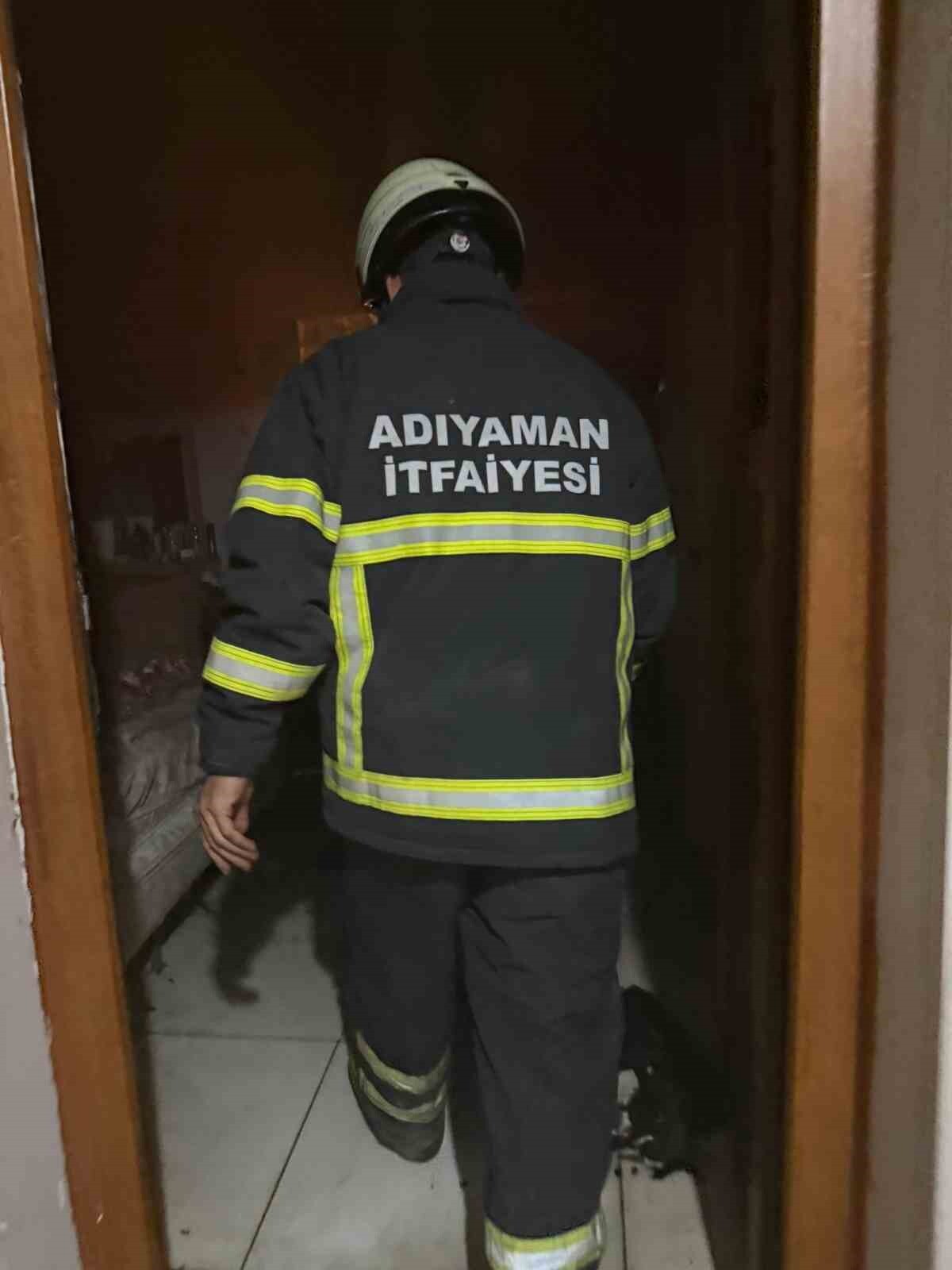ADIYAMAN’DA BİR EVDE MEYDANA GELEN EV YANGINI İTFAİYE EKİPLERİNİN ERKEN MÜDAHALESİ SAYESİNDE...