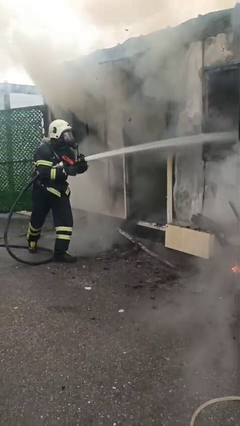 ADIYAMAN’DA, BİR KONTEYNER ALEV ALEV YANARAK KULLANILAMAZ HALE GELDİ.