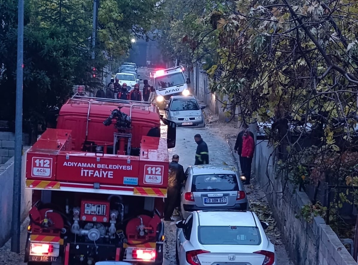 ADIYAMAN’DA, ÇÖKEN YOLDA MAHSUR KALAN AFAD ARACINI OLAY YERİNE ÇAĞRILAN İTFAİYE EKİPLERİ...