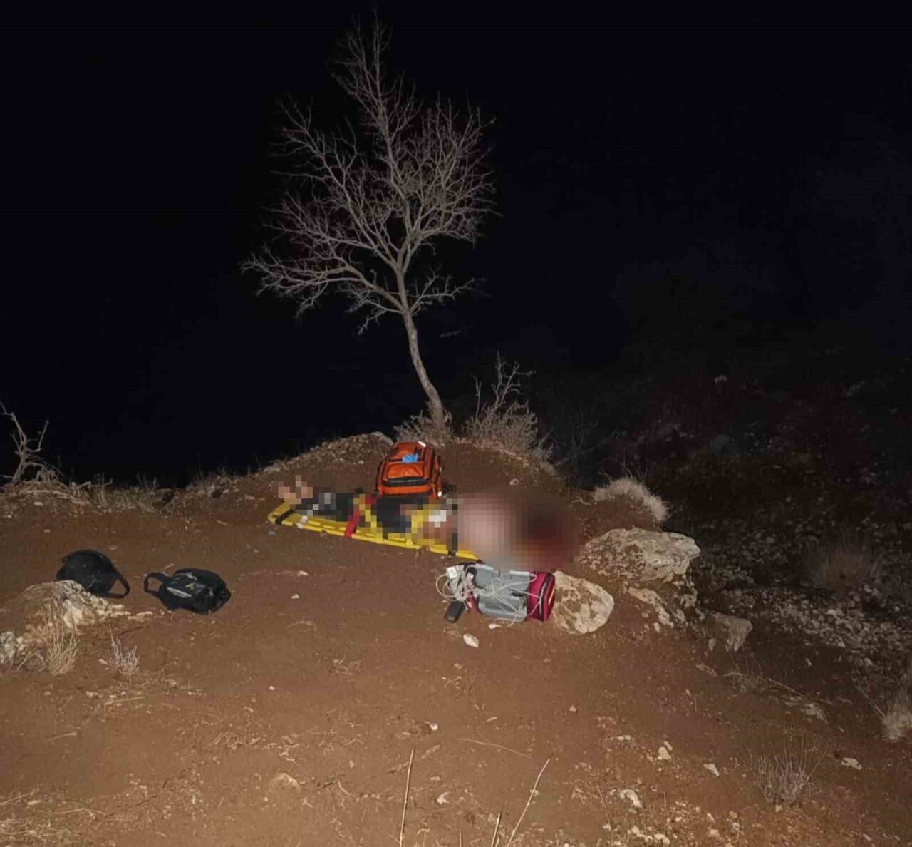 ADIYAMAN’DA DOMUZ AVINA ÇIKAN GENÇ, ARKADAŞLARININ YANLIŞLIKLA AÇTIĞI ATEŞ SONUCU VURULARAK...