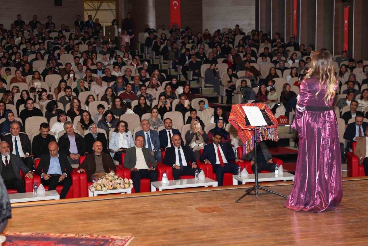 ADIYAMAN’DA, GEÇMİŞTEN GÜNÜMÜZE ADIYAMAN TEMASIYLA GERÇEKLEŞTİRİLEN KONSER VE SAHNELENEN...