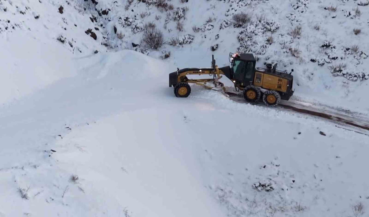ADIYAMAN’DA, KAR YAĞIŞI NEDENİYLE 80 KÖY VE BU KÖYLERE BAĞLI MEZRALARA ULAŞIM...