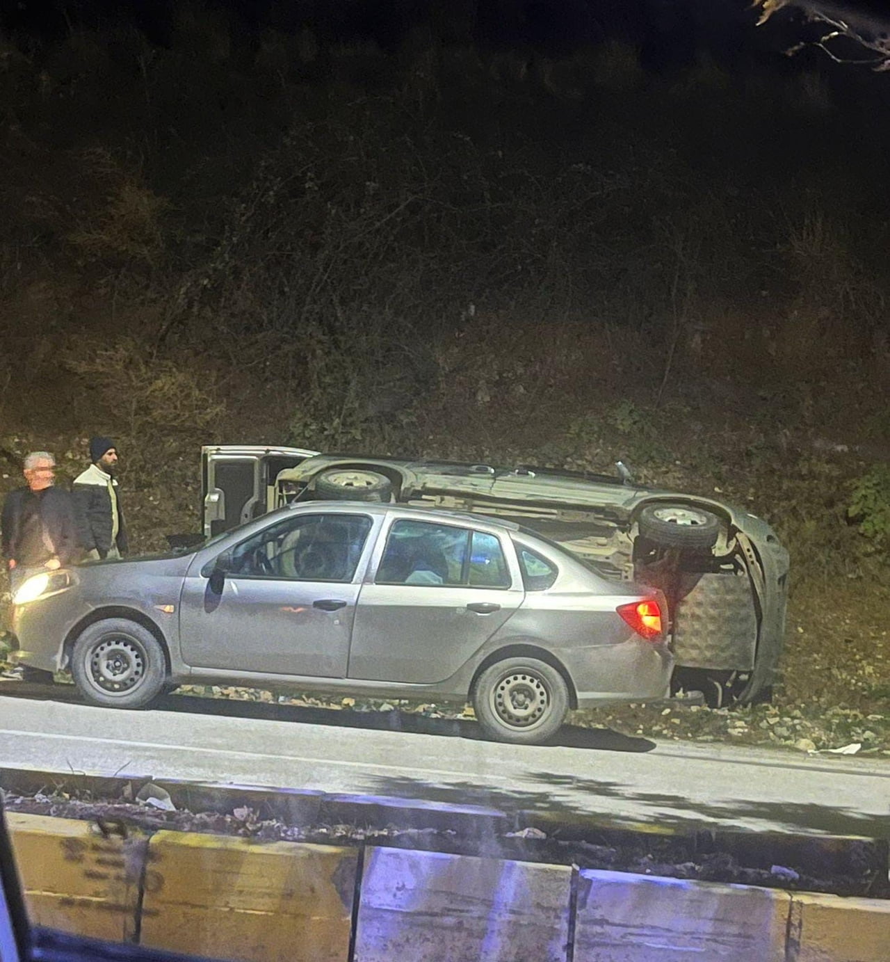 ADIYAMAN’DA KAYGANLAŞAN YOLDA KONTROLDEN ÇIKAN BİR OTOMOBİL, ŞARAMPOLE DEVRİLDİ.