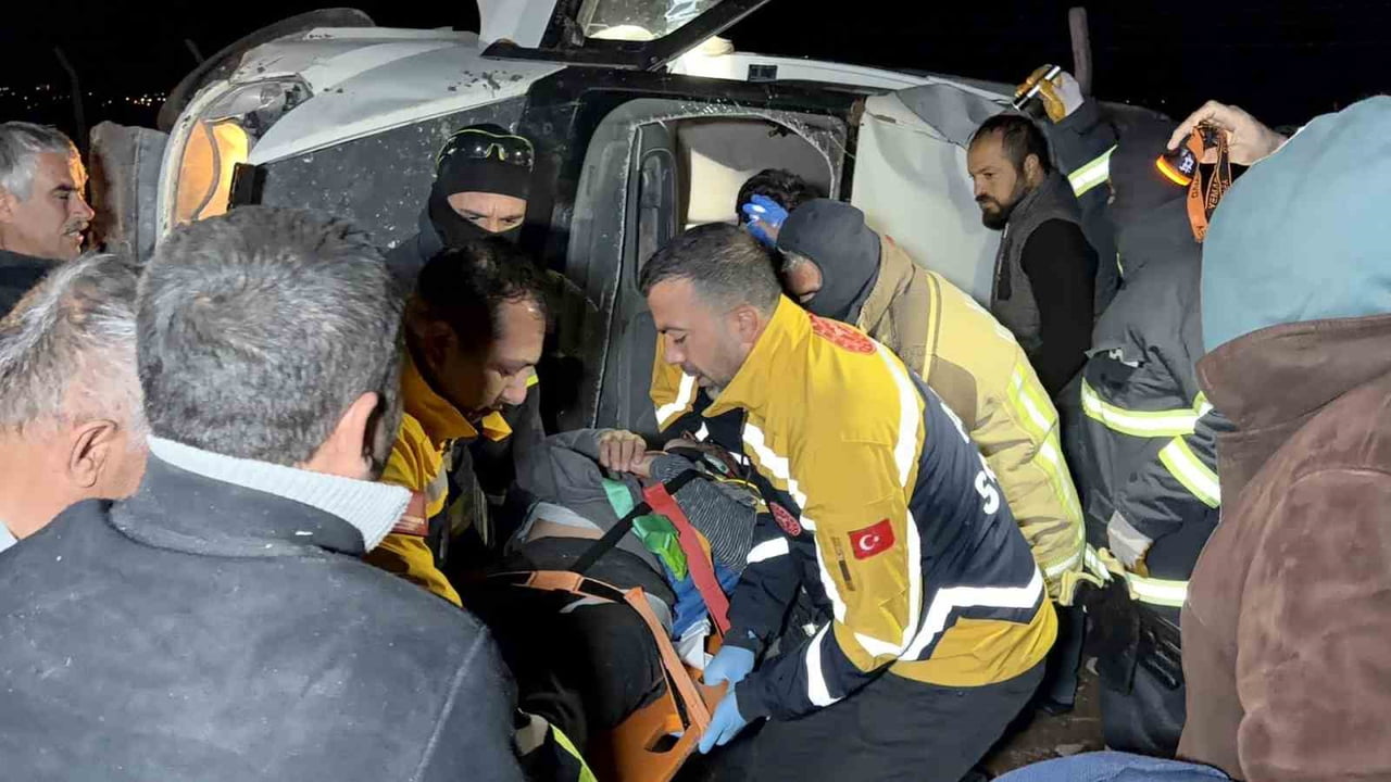 ADIYAMAN’DA MİNİBÜSÜN TAKLA ATARAK ŞARAMPOLE DEVRİLMESİ SONUCU MEYDANA GELEN KAZADA 4 KİŞİ...