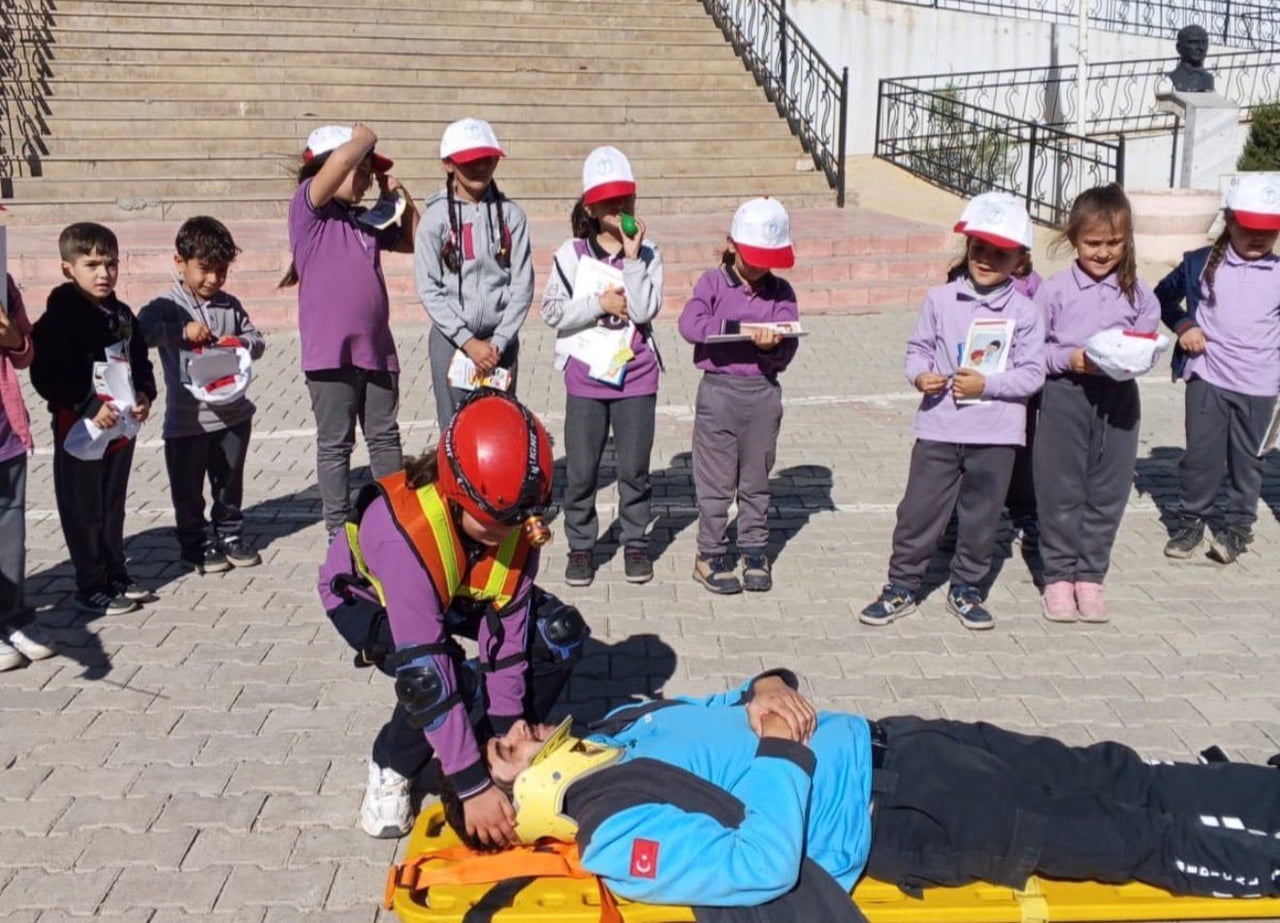 ADIYAMAN İL SAĞLIK MÜDÜRLÜĞÜ TARAFINDAN YÜRÜTÜLEN "SAĞLIKLI ÇOCUK, SAĞLIKLI GELECEK" PROGRAMI...