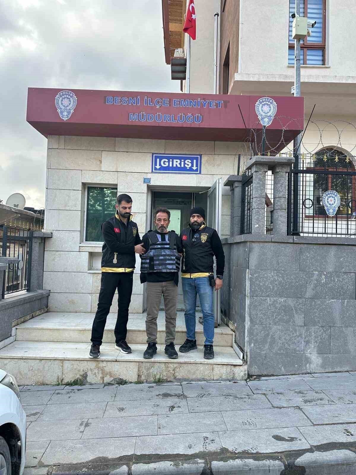 ADIYAMAN’IN BESNİ İLÇESİNDE EŞİNİ VE BACANAĞINI ÖLDÜREN ŞAHIS, YAKALANDI. BU KİŞİ KATİL ZANLISI...