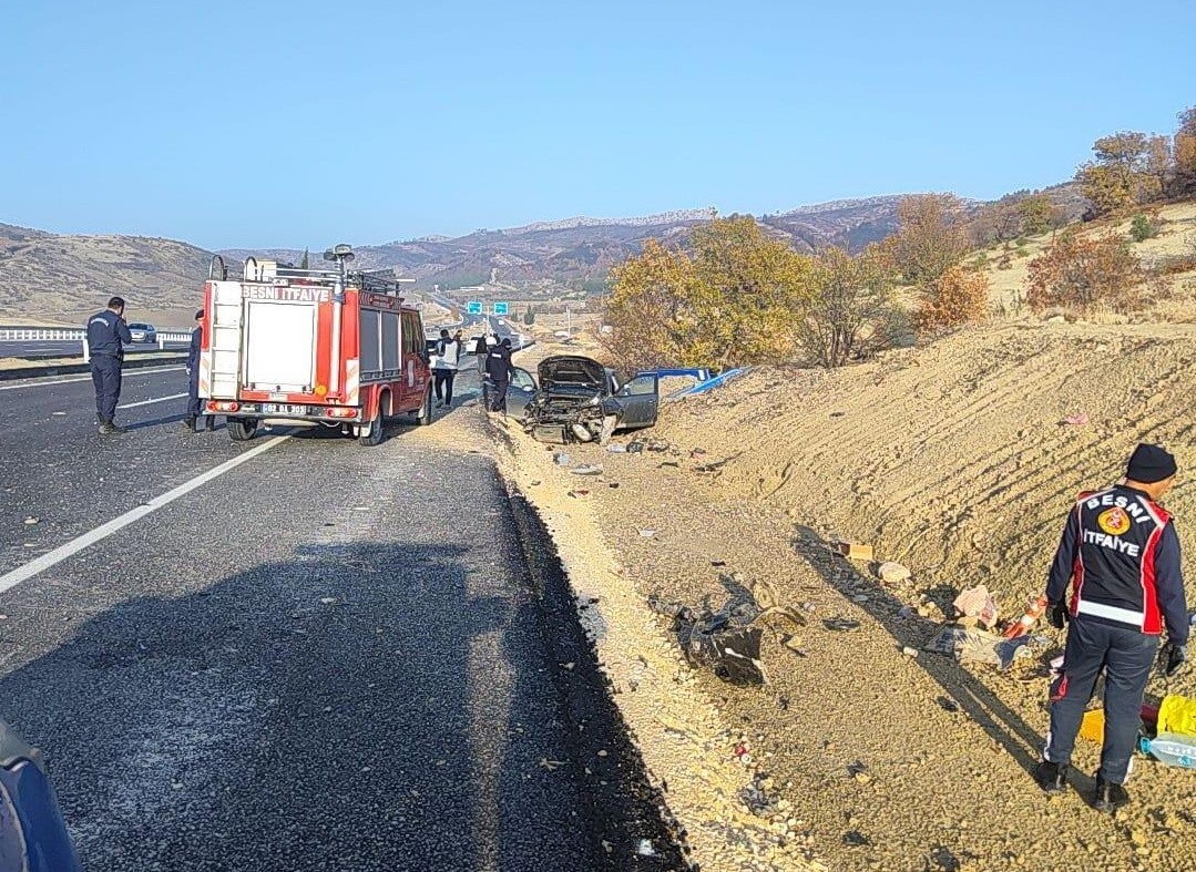 ADIYAMAN’IN BESNİ İLÇESİNDE KONTROLDEN ÇIKAN OTOMOBİL, ŞARAMPOLE YUVARLANDI.
