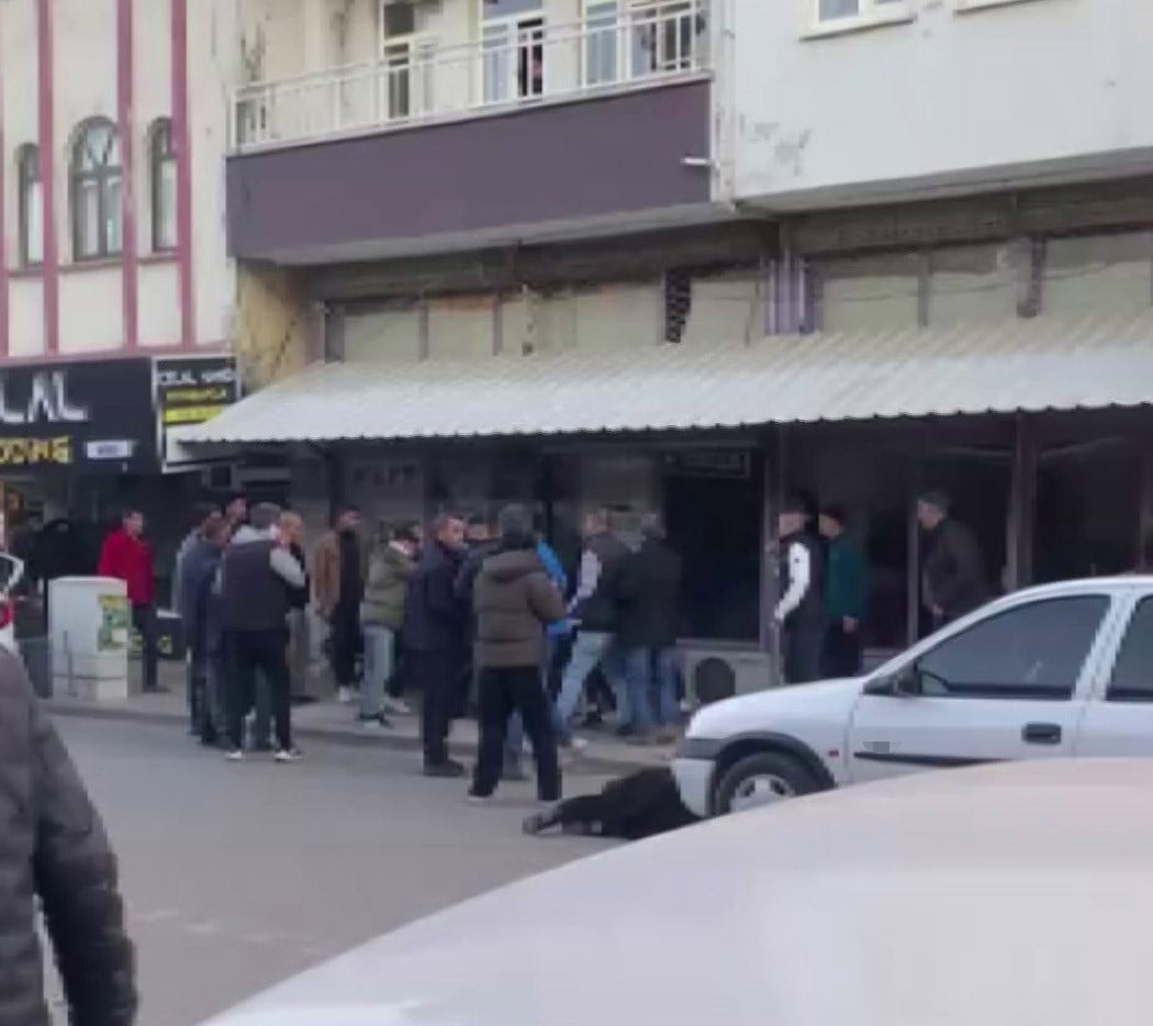 ADIYAMAN’IN KAHTA İLÇESİNDE ÖNCEKİ GÜN BİR ŞAHIS, BOŞANMA AŞAMASINDAKİ EŞİNİ KIZININ YANINDA...