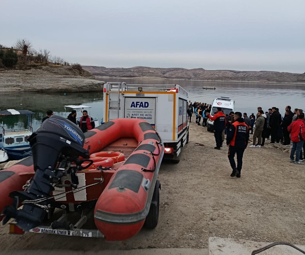 ADIYAMAN’IN KAHTA İLÇESİNDE TEKNENİN ALABORA OLMASI SONUCU ATATÜRK BARAJI GÖLETİNDE SUDA KAYBOLAN...