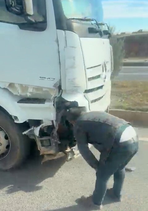 ADIYAMAN’IN KAHTA İLÇESİNDE TIR İLE HAFİF TİCARİ ARACIN ÇARPIŞMASI SONUCU MEYDANA GELEN TRAFİK...