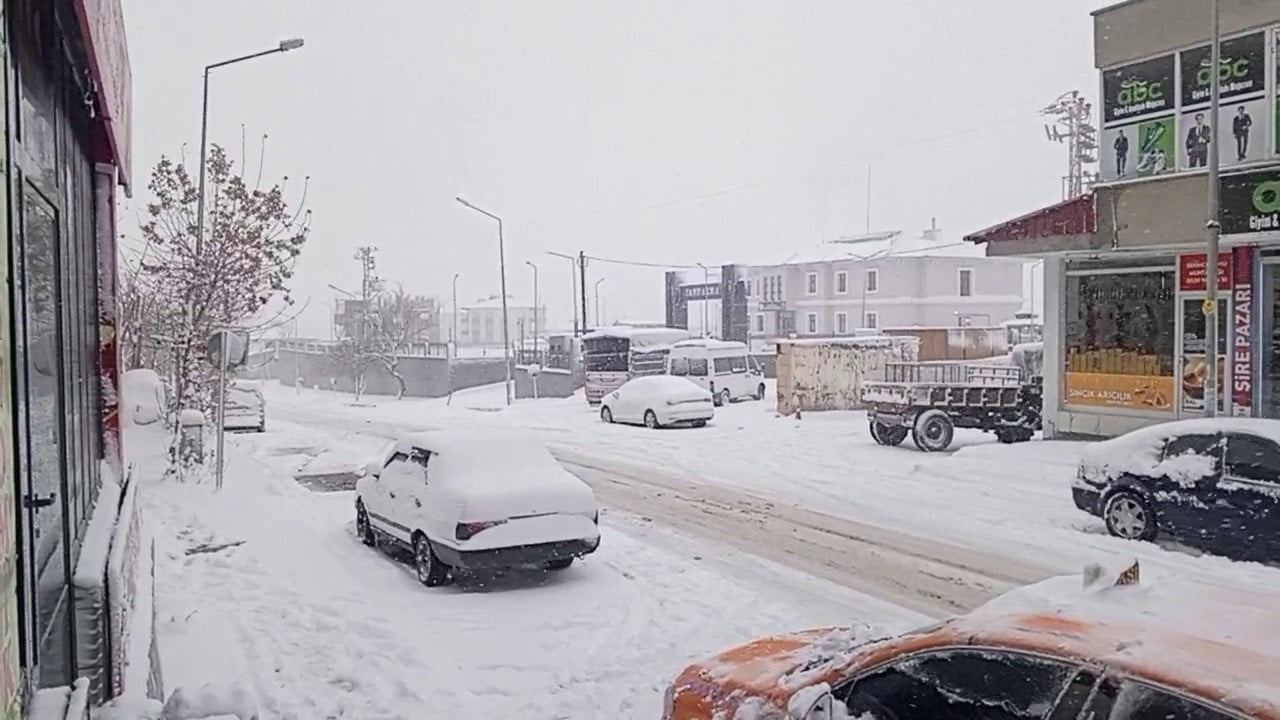 ADIYAMAN’IN SİNCİK İLÇESİNDE KAR YAĞIŞI BAŞLADI.
