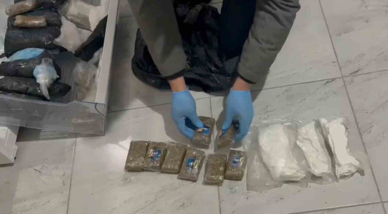 ADRESTE YAPILAN ARAMADA BUZDOLABINDA KOKAİN, ESRAR VE HAPLAR, GARDIROPTA İSE TABANCA VE YÜKLÜ...