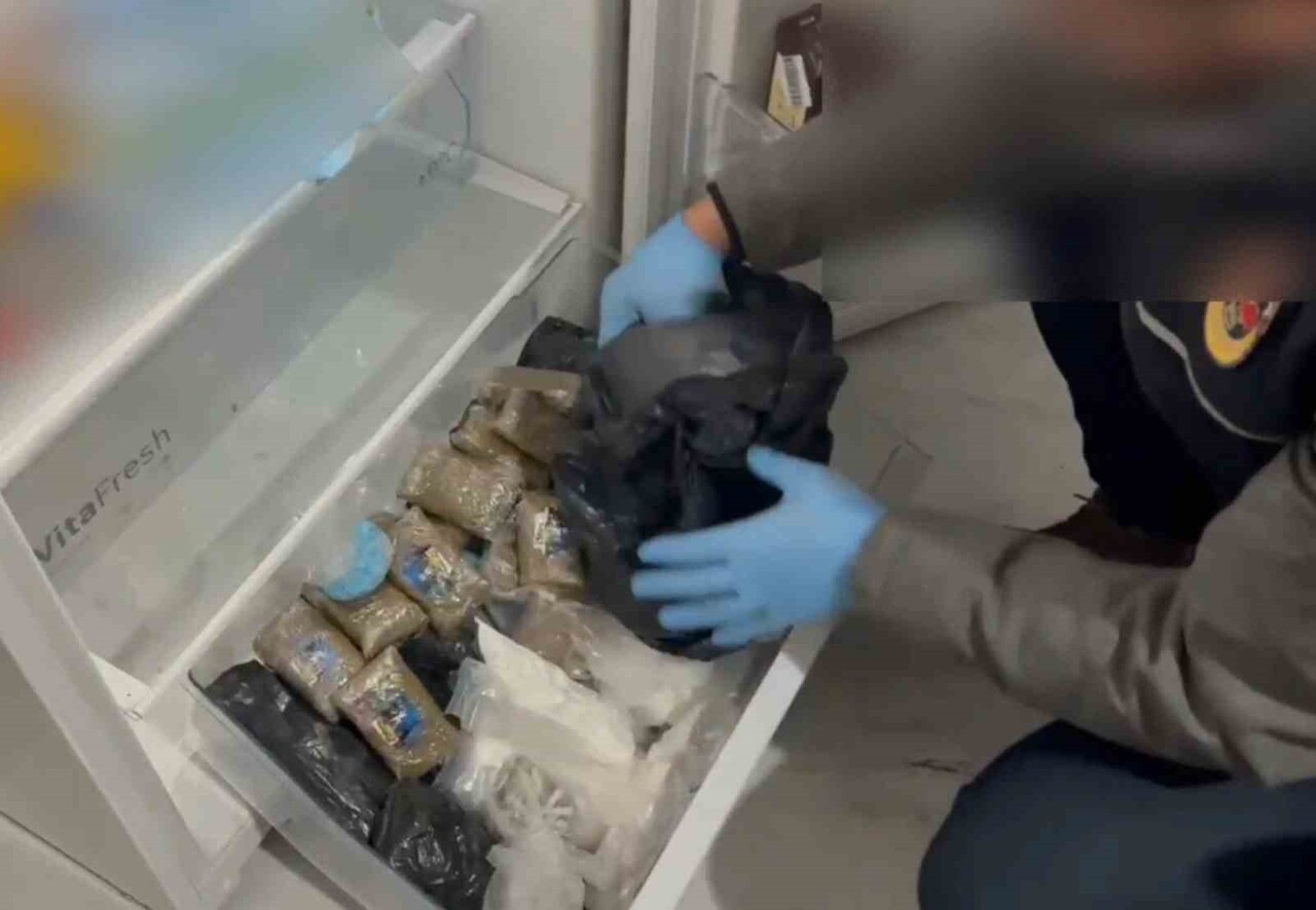 ADRESTE YAPILAN ARAMADA BUZDOLABINDA KOKAİN, ESRAR VE HAPLAR, GARDIROPTA İSE TABANCA VE YÜKLÜ...