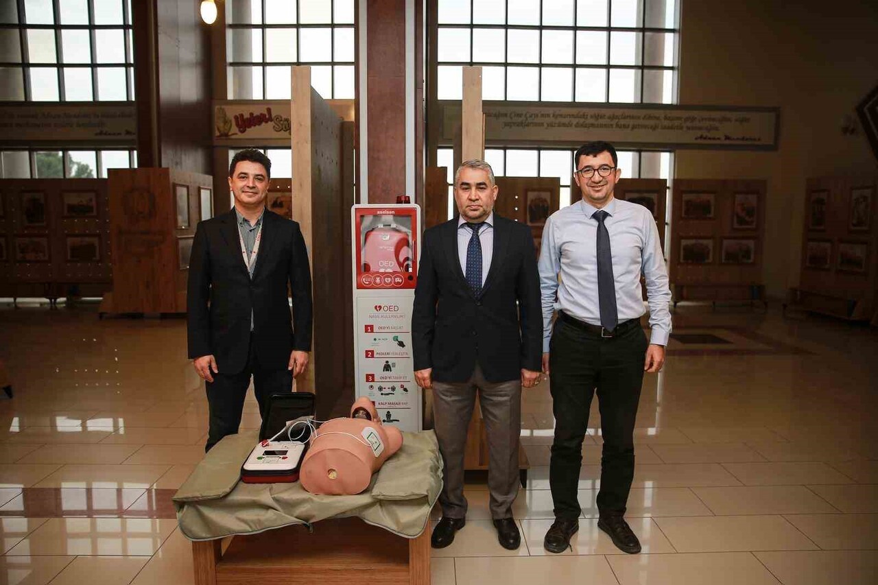 ADÜ’NÜN KAMPÜS GENELİNE YAYDIĞI OTOMATİK EKSTERNAL DEFİBRİLATÖR (OED) PROJESİ, ANİ KALP...