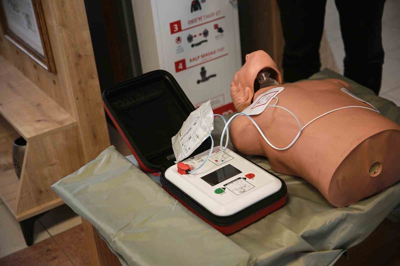 ADÜ’NÜN KAMPÜS GENELİNE YAYDIĞI OTOMATİK EKSTERNAL DEFİBRİLATÖR (OED) PROJESİ, ANİ KALP...