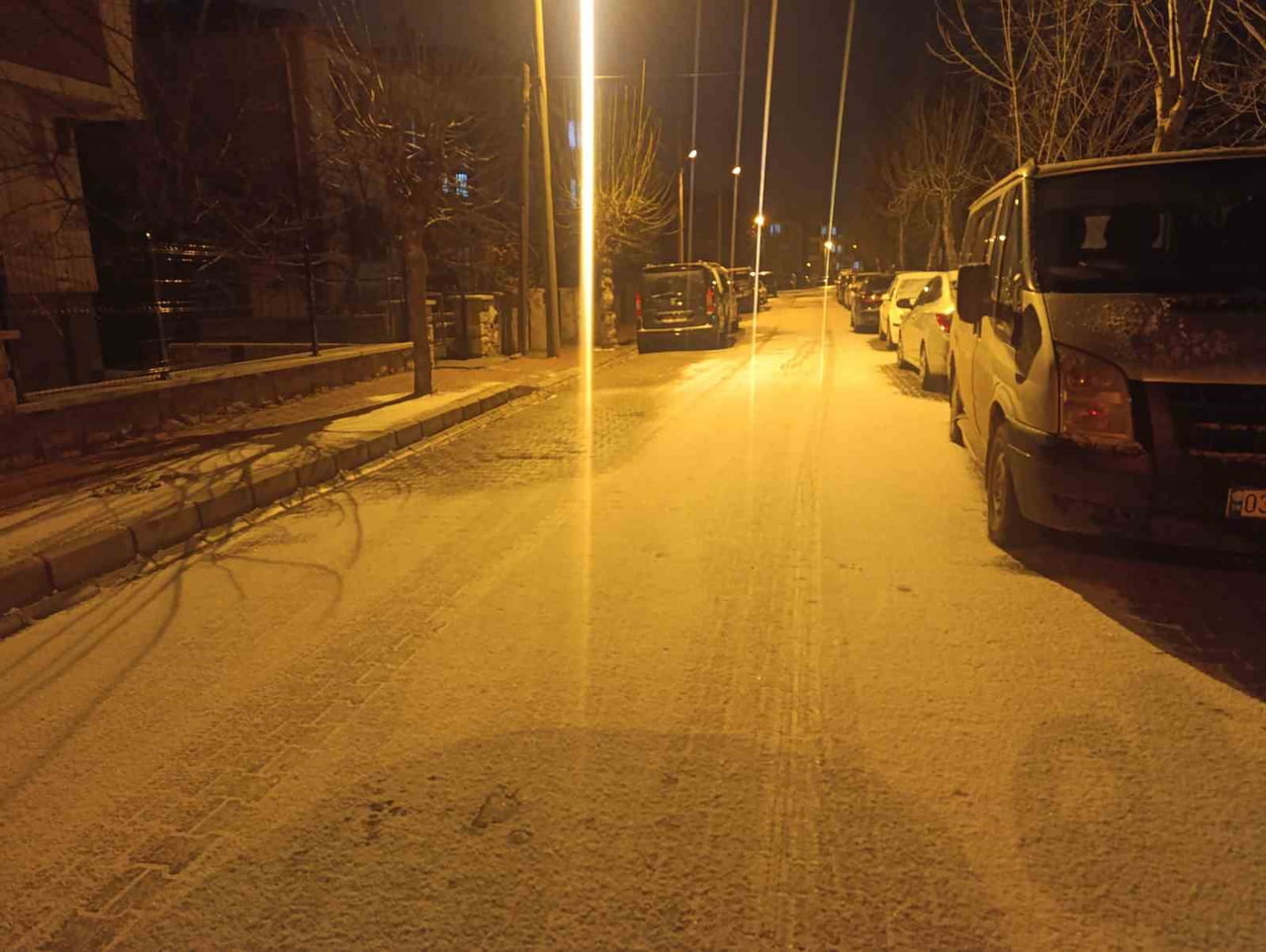 AFYONKARAHİSAR'DA BEKLENEN KAR YAĞIŞI AKŞAM SAATLERİNDE BAŞLARKEN, YAĞIŞ KENT MERKEZİ İLE BİRLİKTE...