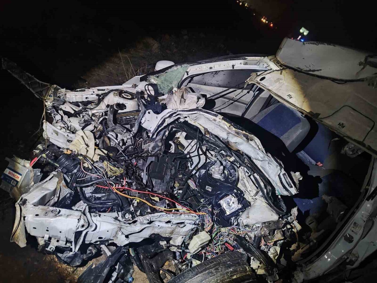 AFYONKARAHİSAR'DA BETON MİKSERİYLE ÇARPIŞAN OTOMOBİLİN SÜRÜCÜSÜ KALDIRILDIĞI HASTANEDE YAŞAMINI...