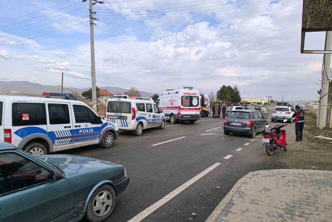 AFYONKARAHİSAR'DA BİRİ TOFAŞ MARKA İKİ OTOMOBİLİN ÇARPIŞMASI SONUCU MEYDANA GELEN TRAFİK KAZASINDA...