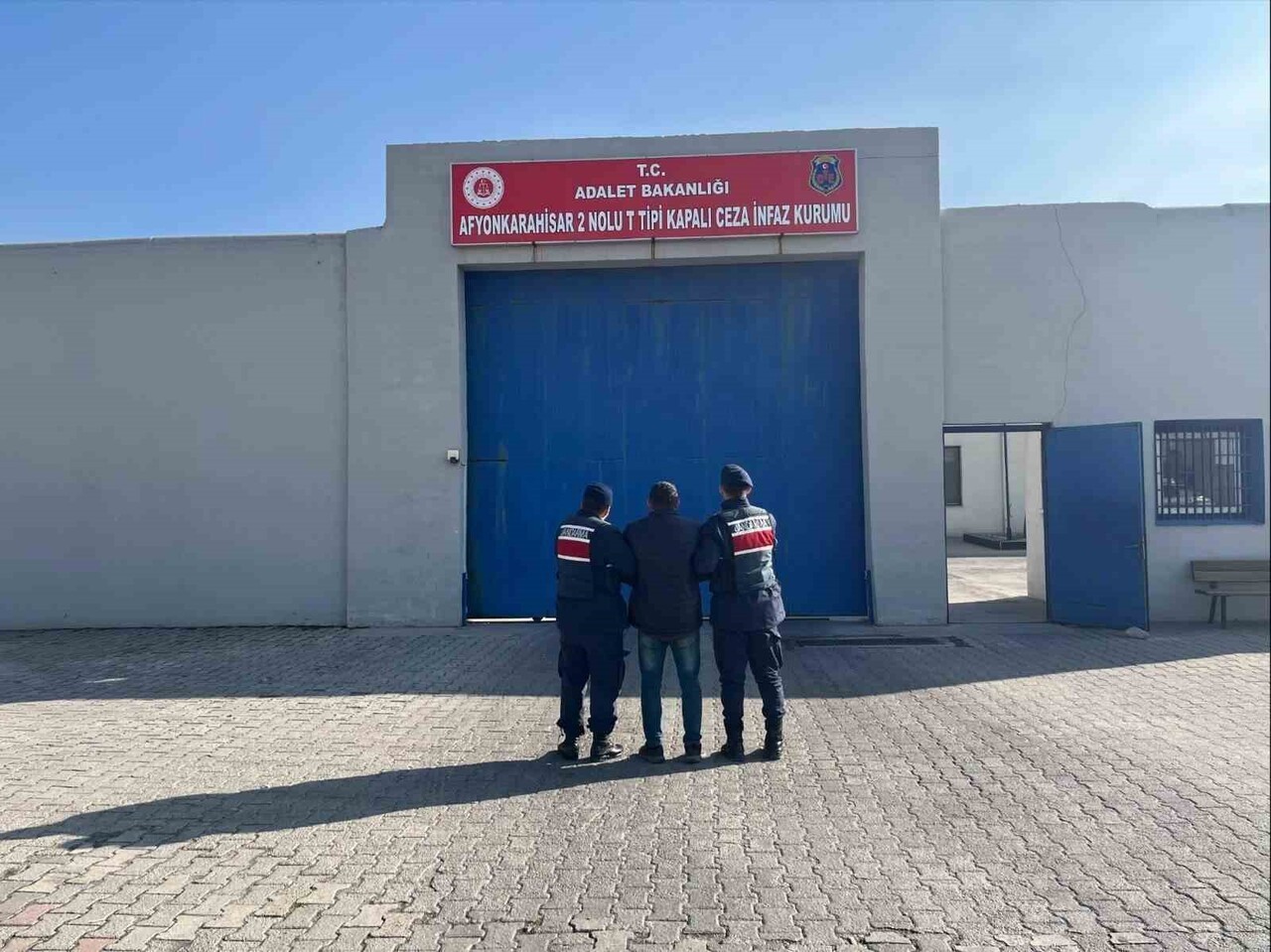 AFYONKARAHİSAR'DA ÇEŞİTLİ SUÇLARDAN 16 YILA YAKIN HAPİS CEZASI İLE ARANAN BİR ŞAHIS JANDARMA...