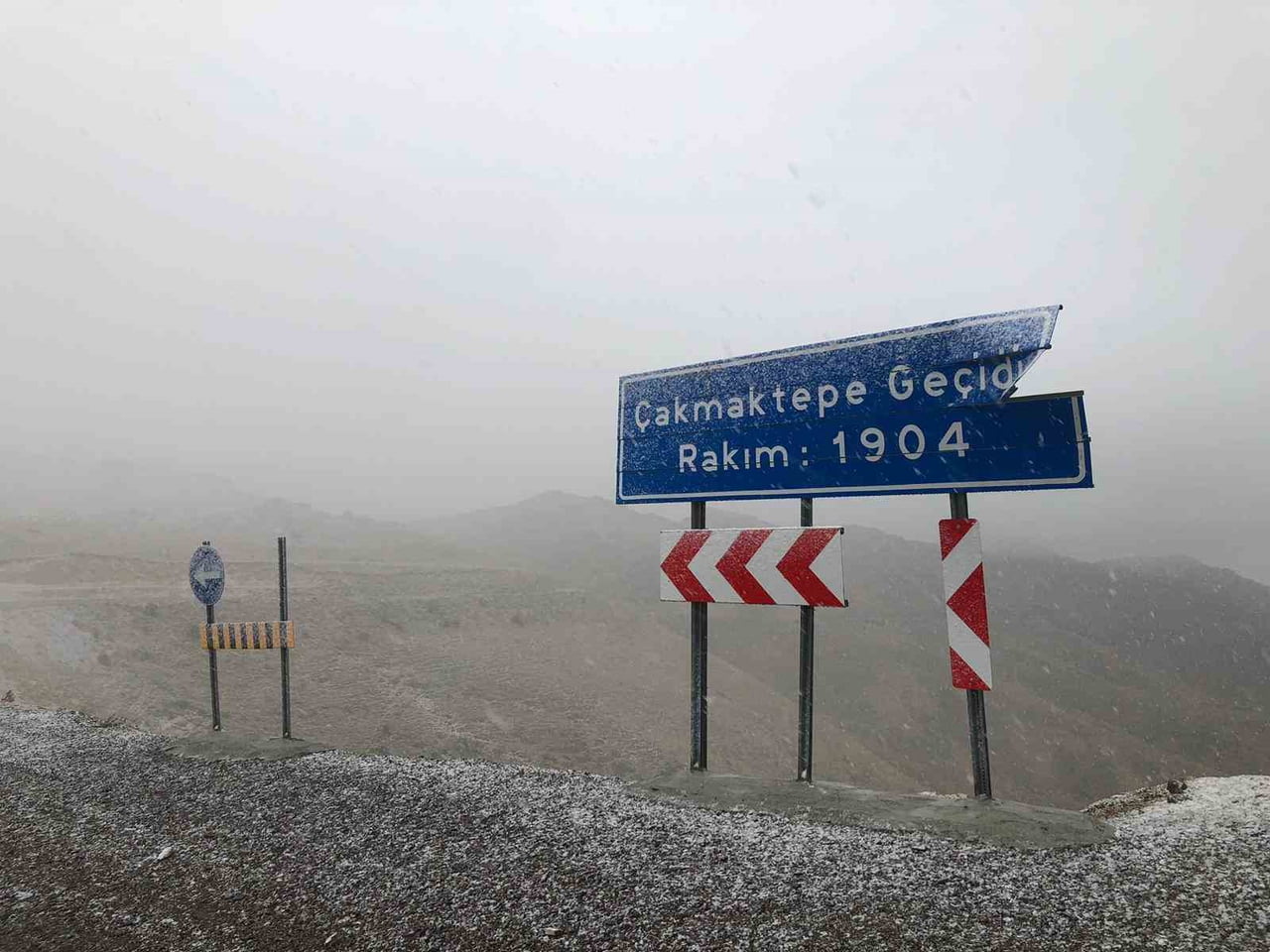 AFYONKARAHİSAR'DA ETKİLİ OLAN YAĞMUR YAĞIŞI YÜKSEK KESİMLERDE YERİNE KAR YAĞIŞINA...