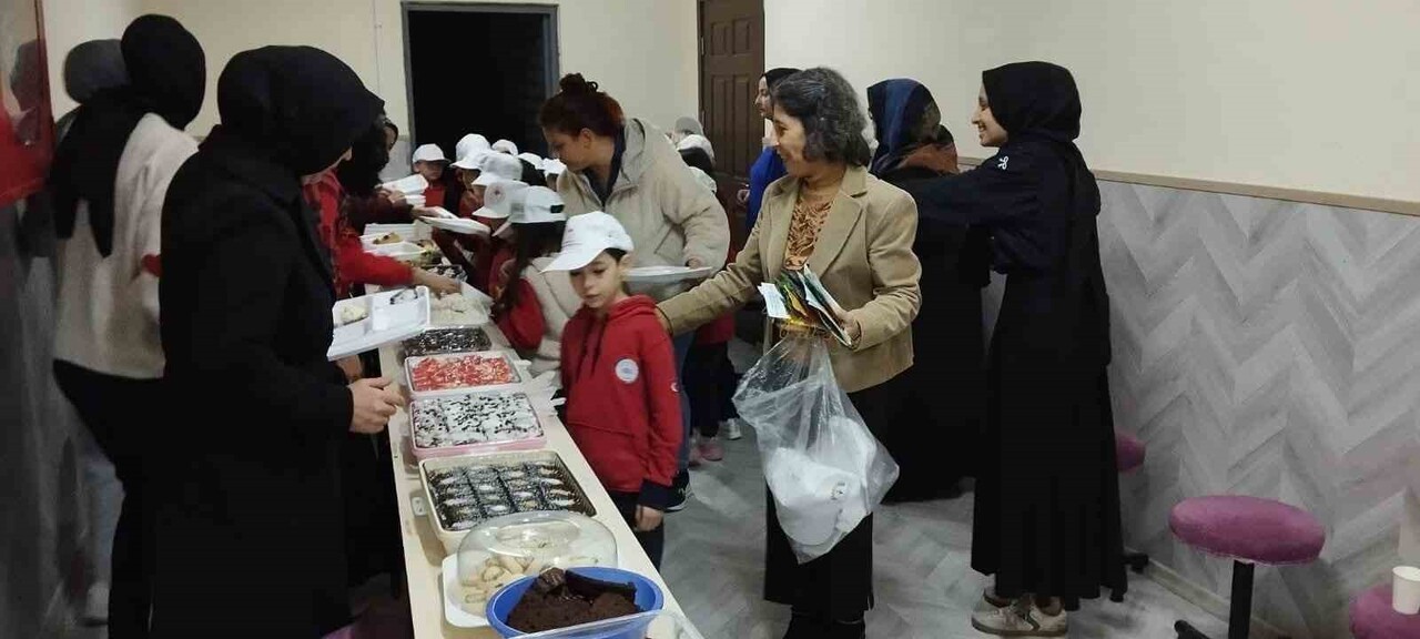 AFYONKARAHİSAR'DA GERÇEKLEŞTİRİLEN YERLİ MALI HAFTASI ETKİNLİKLERİ ÇERÇEVESİNDE ÖĞRENCİLERE GIDA...