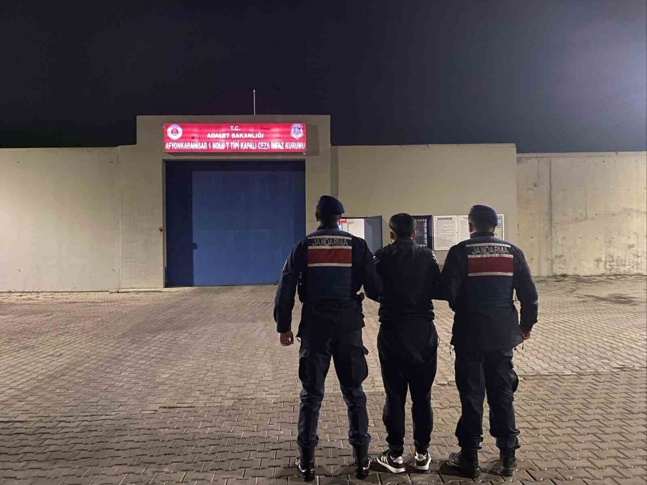 AFYONKARAHİSAR'DA JANDARMA TARAFINDAN BİR ADRESE YAPILAN BASKINDA 3 BİN 680 ADET UYUŞTURUCU HAP...