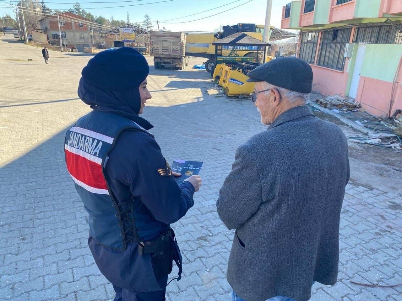 AFYONKARAHİSAR'DA JANDARMA TARAFINDAN HOCALAR İLÇESİNDE VATANDAŞLARA KADINA ŞİDDETLE MÜCADELE...