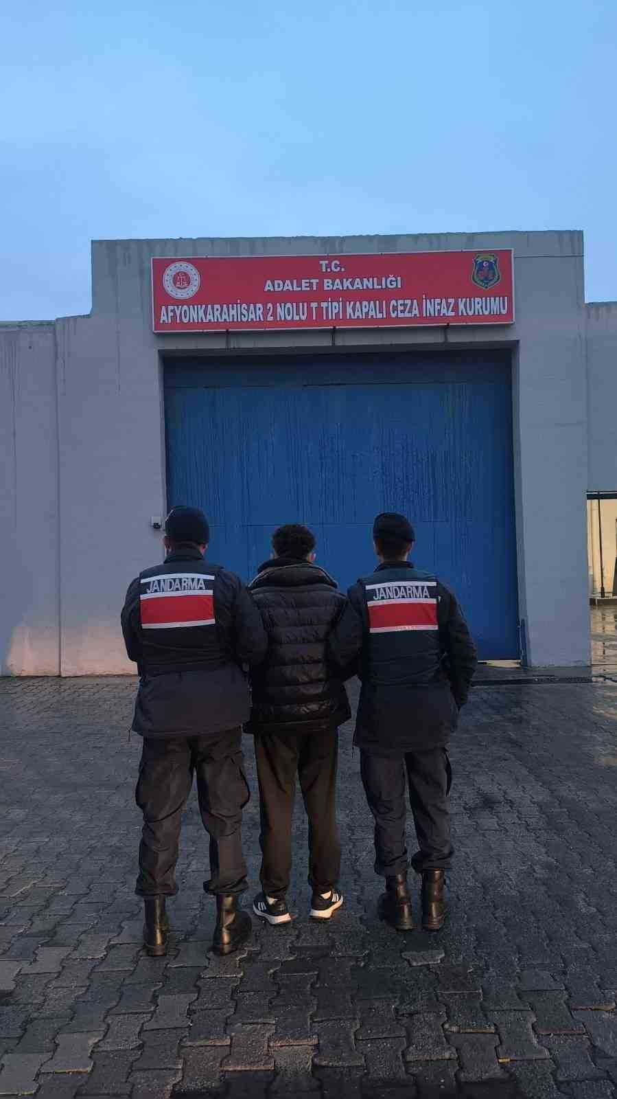 AFYONKARAHİSAR'DA JANDARMA TARAFINDAN YAPILAN OPERASYONDA UYUŞTURUCU HAP VE RUHSATSIZ TABANCALARLA...