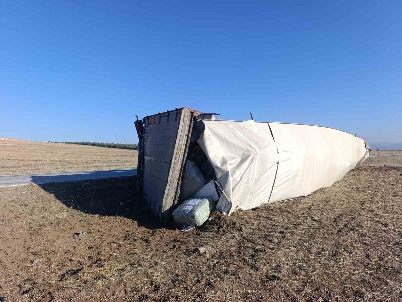 AFYONKARAHİSAR'DA KALORİFER PETEĞİ YÜKLÜ TIRIN DEVRİLMESİ SONUCU MEYDANA GELEN TRAFİK KAZASINDA 1...