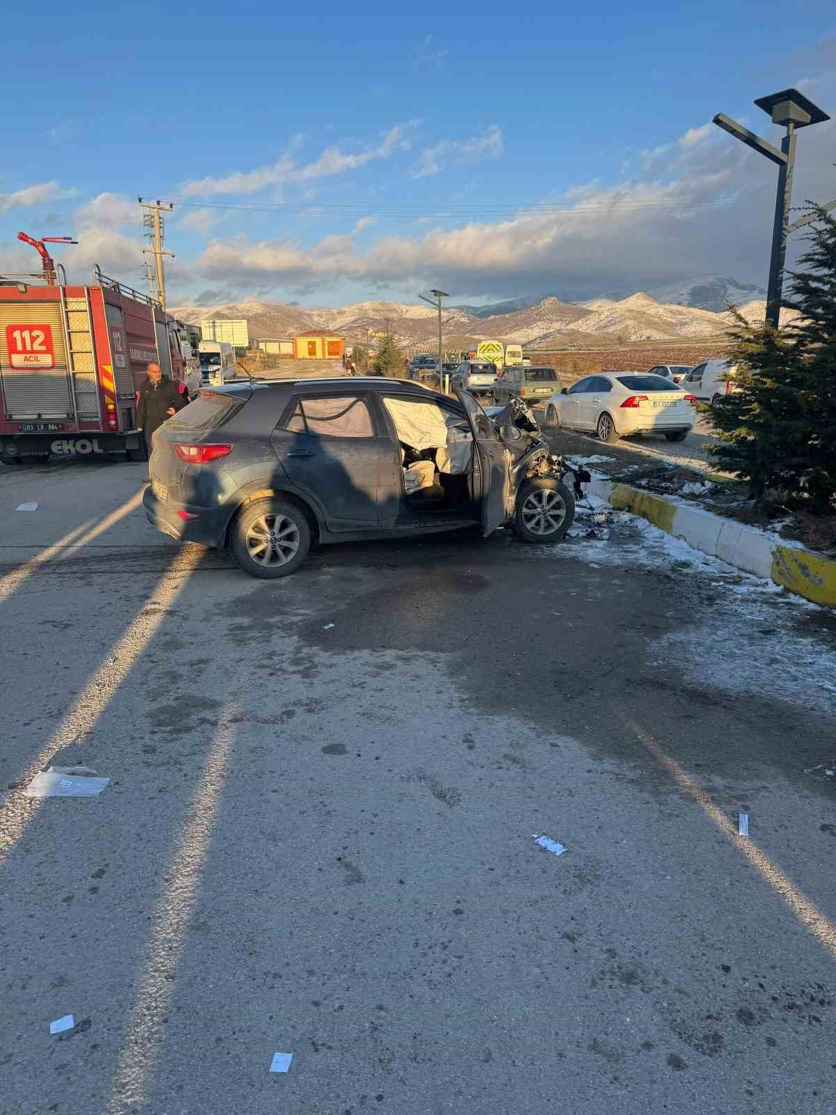 AFYONKARAHİSAR'DA ÖĞRENCİLERİ TAŞIYAN SERVİS ARACI İLE OTOMOBİLİN ÇARPIŞMASI SONUCU MEYDANA GELEN...