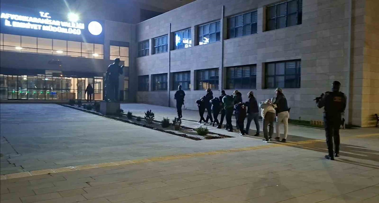 AFYONKARAHİSAR'DA POLİS TARAFINDAN DEAŞ SİLAHLI TERÖR ÖRGÜTÜNE YÖNELİK YAPILAN OPERASYONDA 7 KİŞİ...