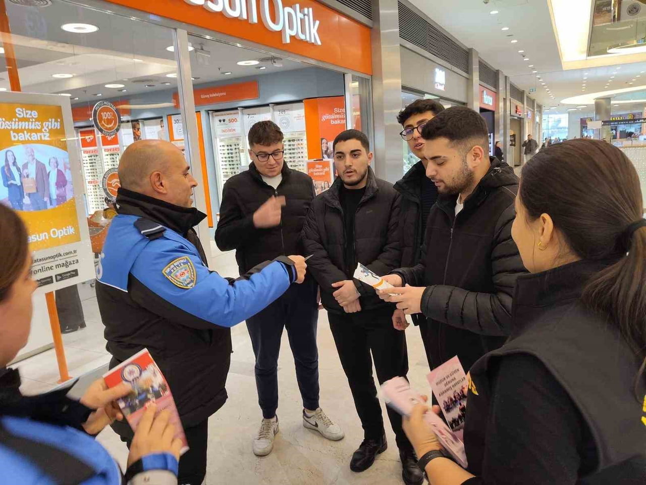 AFYONKARAHİSAR'DA POLİS TARAFINDAN VATANDAŞLARA YÖNELİK HIRSIZLIK VE TELEFON DOLANDIRICILIĞINA...