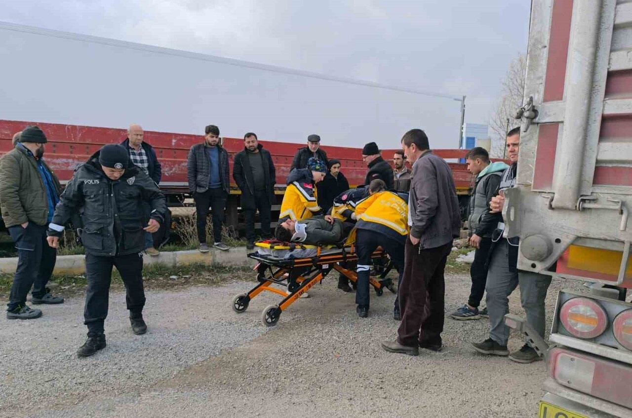 AFYONKARAHİSAR’DA MEYDANA GELEN TRAFİK KAZASINDA KONTROLDEN ÇIKAN TIR BİR BAŞKA TIRIN DORSESİNE...