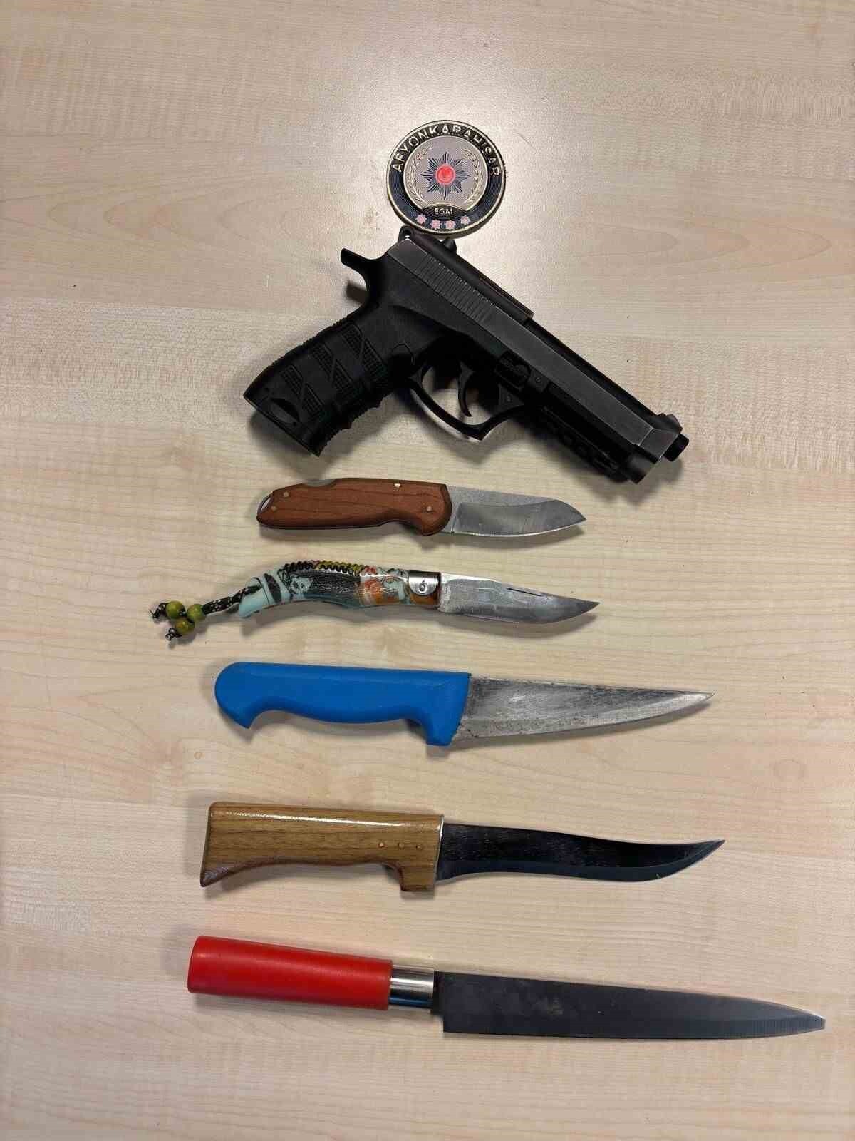 AFYONKARAHİSAR’DA POLİS TARAFINDAN YAPILAN DENETİMLERDE ÇEŞİTLİ SUÇLARDAN ARANAN 16 KİŞİ...