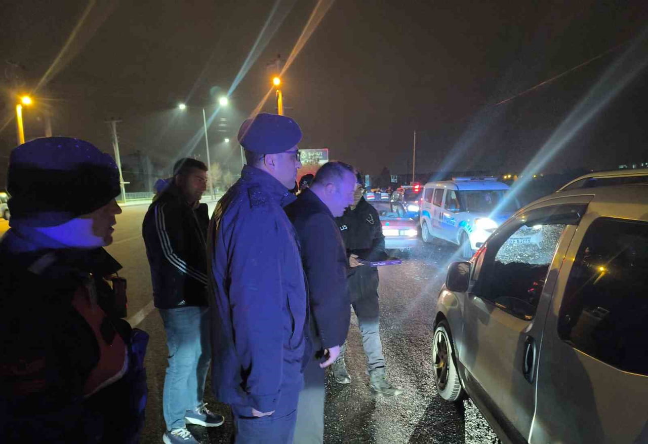 AFYONKARAHİSAR’IN ŞUHUT İLÇESİNDE YENİ YIL DOLAYISIYLA DENETİM YAPAN POLİS VE JANDARMA EKİPLERİ...