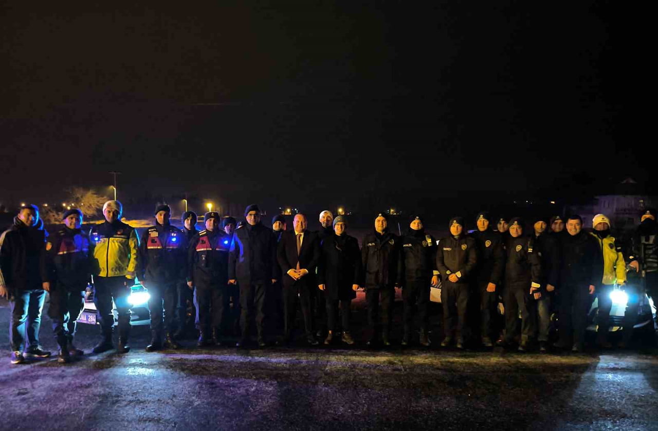 AFYONKARAHİSAR’IN ŞUHUT İLÇESİNDE YENİ YIL DOLAYISIYLA DENETİM YAPAN POLİS VE JANDARMA EKİPLERİ...