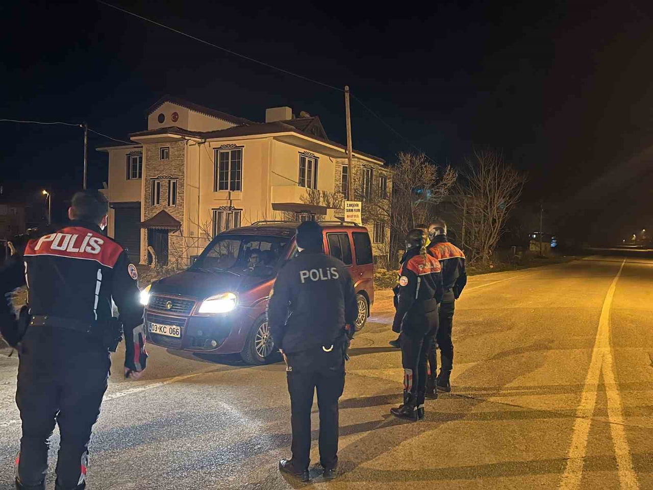 AFYONKARAHİSAR’IN SULTANDAĞI İLÇESİNDE POLİS TARAFINDAN GERÇEKLEŞTİRİLEN HUZUR UYGULAMASINDA...