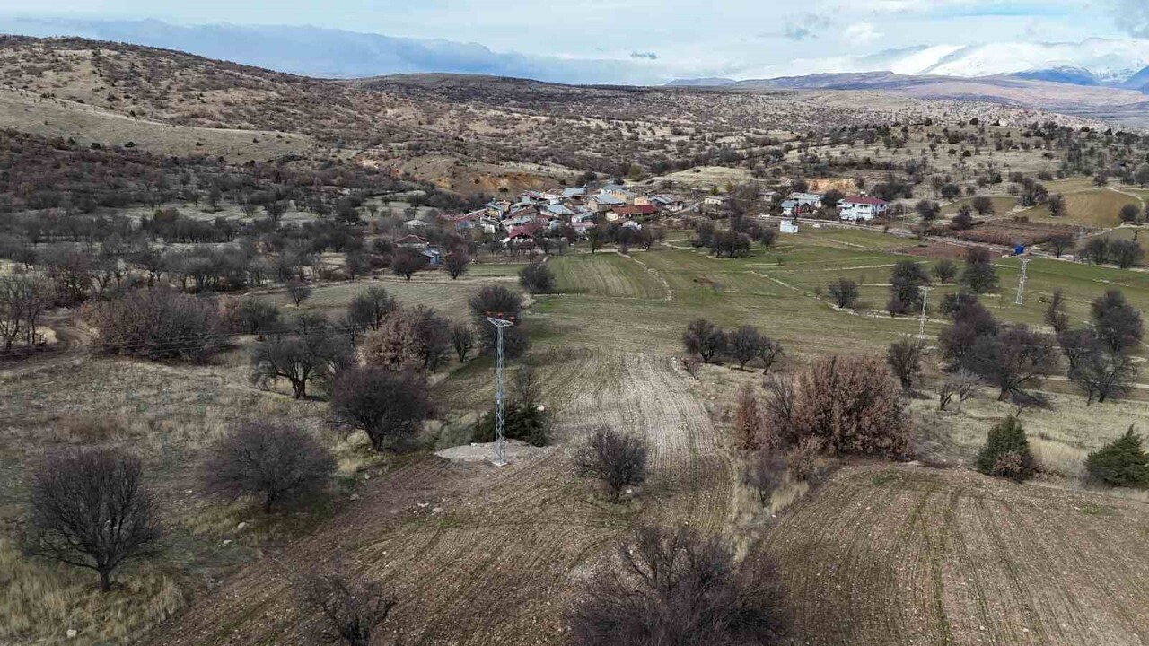AĞIN'IN BADEMLİ KÖYÜ'NDE 20 YILLIK İÇME SUYU SORUNU YAPILAN ALTYAPI ÇALIŞMALARIYLA...