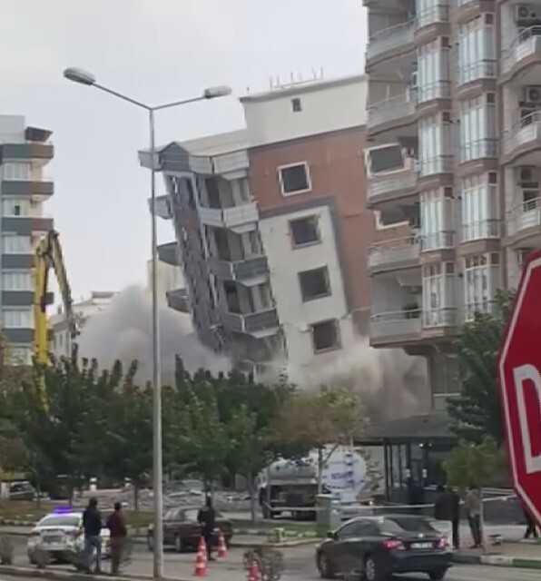 AĞIR HASARLI BİNA YIKIM SIRASINDA KORNA SESİYLE YERLE BİR OLDU, FACİANIN EŞİĞİNDEN...