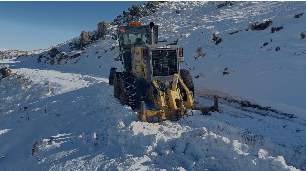 AĞRI'DA KARLA MÜCADELE ÇALIŞMALARINA KATILAN GREYDER KAYARAK UÇURUMUN KENARINDA GÜÇLÜKLE...