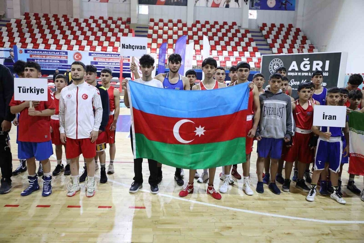 AĞRI'DA TÜRKİYE-İRAN-NAHÇIVAN BOKS DOSTLUK TURNUVASI NEFES KESTİ