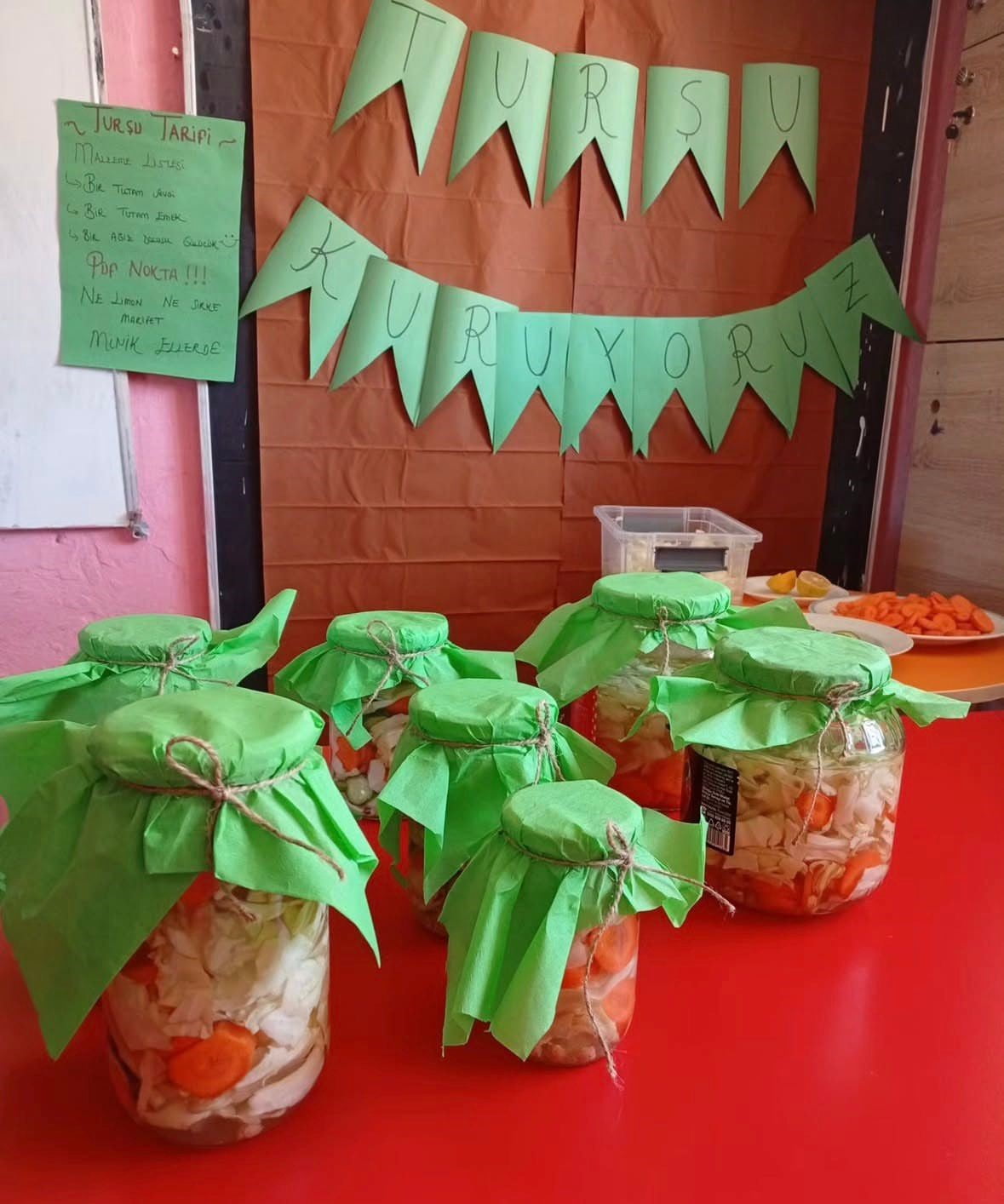 AĞRI'NIN DİYADİN İLÇESİNE BAĞLI TAZEKENT İLKOKULU ANASINIFI ÖĞRENCİLERİ, DÜZENLENEN TURŞU...