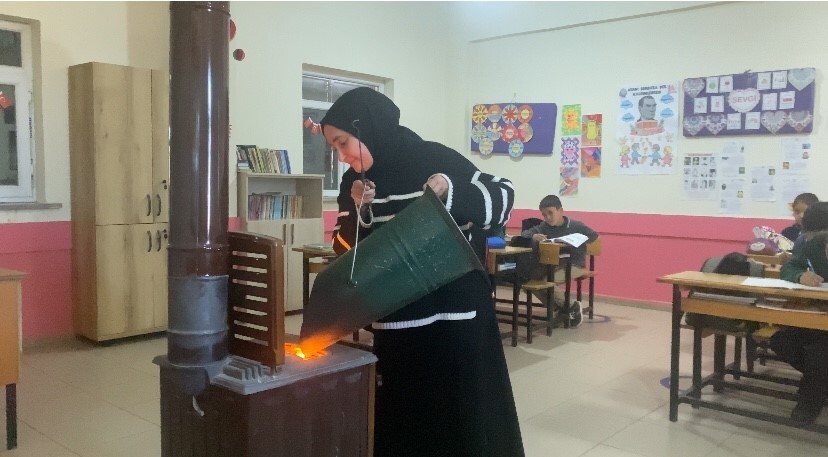 AĞRI'NIN PATNOS İLÇESİ AŞAĞI GÖÇMEZ KÖYÜNDE GÖREV YAPAN İKİ KADIN ÖĞRETMEN, AĞIR KIŞ ŞARTLARINA VE...