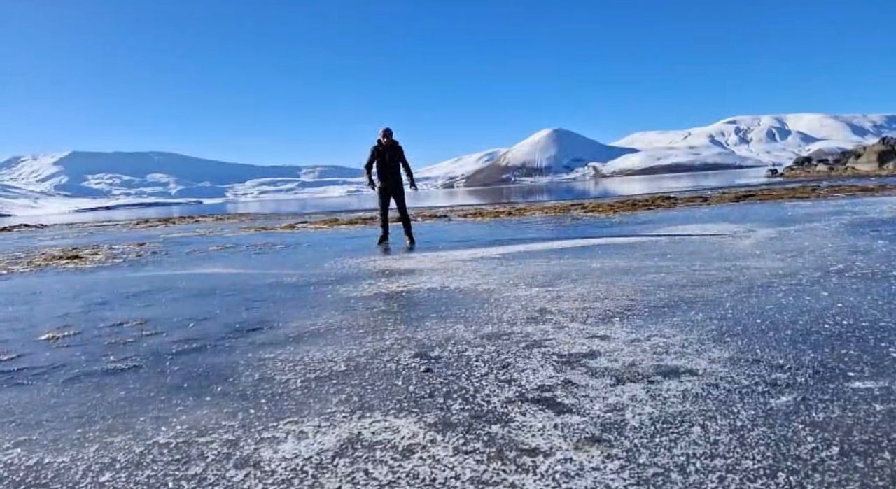 AĞRI'NIN TAŞLIÇAY İLÇESİNE BAĞLI BALIK GÖLÜ, HAVA SICAKLIKLARININ MEVSİM NORMALLERİNİN ALTINA...