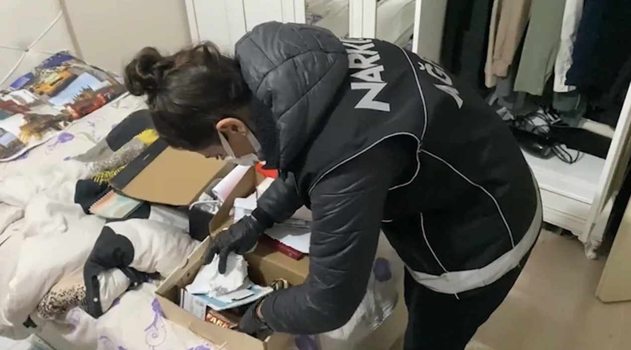 AĞRI’DA EŞ ZAMANLI UYUŞTURUCU OPERASYONUNDA 8 SOKAK SATICISI GÖZALTINA ALINDI