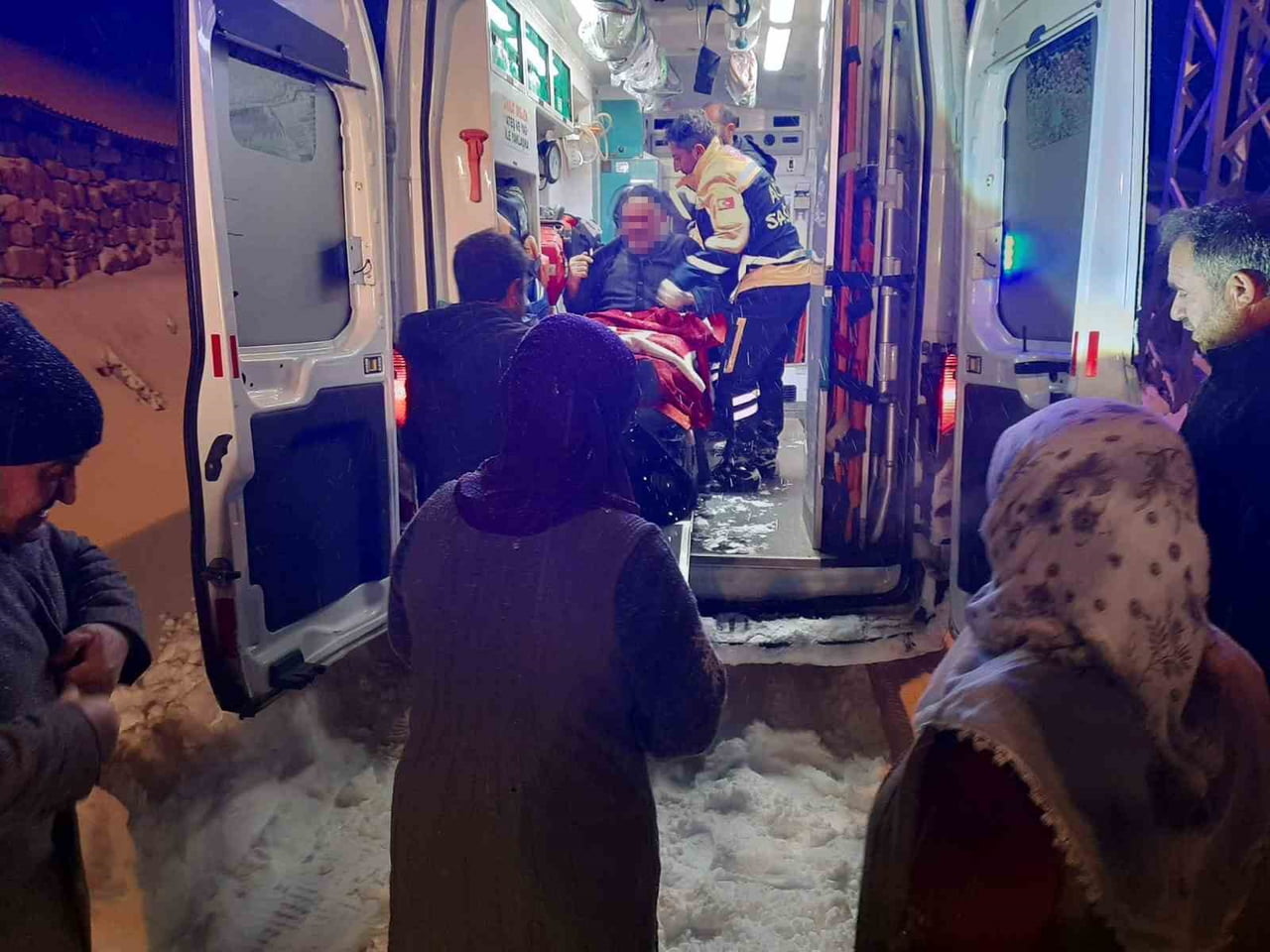 AĞRI’DA KAR NEDENİYLE YOLU KAPANAN KÖYDE MAHSUR KALAN 71 YAŞINDAKİ HASTA İÇİN EKİPLER SEFERBER...