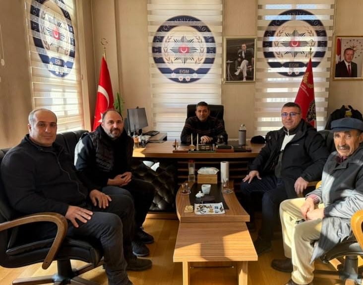 AĞRI’DA YOLDA BULUNAN ALTINLAR SAHİBİNE ULAŞTIRILDI